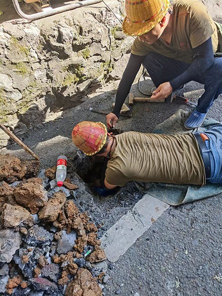 2-0懷化  烈日下的搶修現場(chǎng).jpg